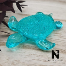 Lade das Bild in den Galerie-Viewer, Deko Schildkröte WONDA aus Resin in ocean blue Neu - NISER DESIGN
