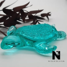 Lade das Bild in den Galerie-Viewer, Deko Schildkröte WONDA aus Resin in ocean blue Neu - NISER DESIGN
