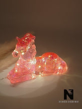 Lade das Bild in den Galerie-Viewer, Einhorn Lampe pink glitter - NISER DESIGN
