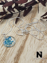 Lade das Bild in den Galerie-Viewer, Kette ANGELA 925 Sterling Silber in Medaillonform und Anhänger mit blaue Blüte Neu - NISER DESIGN
