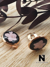 Lade das Bild in den Galerie-Viewer, Ohrclip ROSEMARIE 304 Edelstahl Resin schwarz mit rosa Blüten Neu - NISER DESIGN
