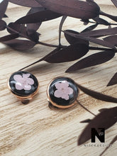 Lade das Bild in den Galerie-Viewer, Ohrclip ROSEMARIE 304 Edelstahl Resin schwarz mit rosa Blüten Neu - NISER DESIGN
