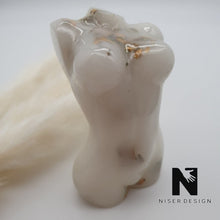 Lade das Bild in den Galerie-Viewer, Skulptur &quot;MissWhite&quot; - NISER DESIGN
